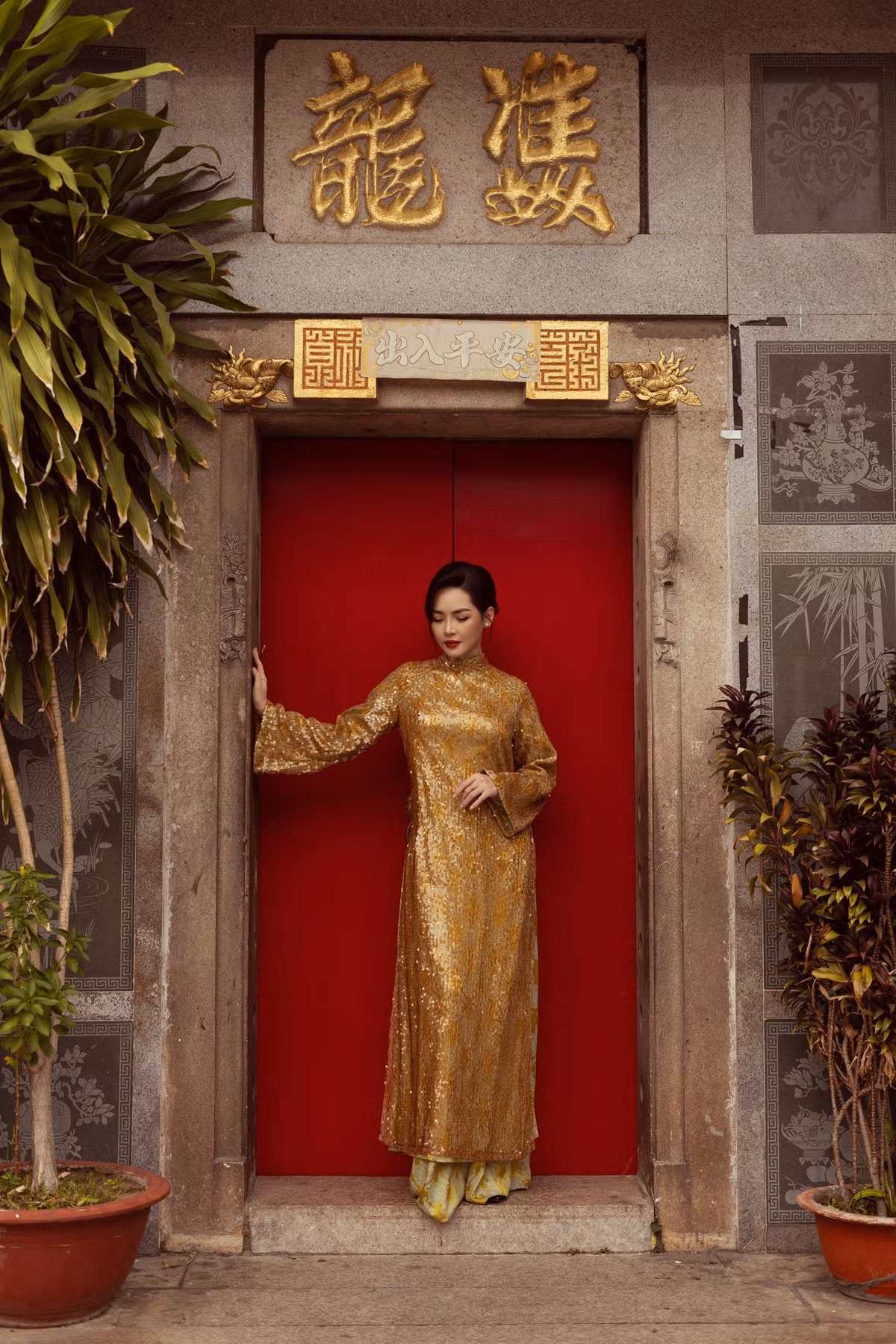 Giữa những con phố mang đậm dấu ấn kiến trúc cổ, bảng hiệu chữ Hán và không khí buôn bán nhộn nhịp, người đẹp lựa chọn áo dài làm trang phục chủ đạo, tạo nên sự kết hợp hài hòa giữa truyền thống và hiện đại.