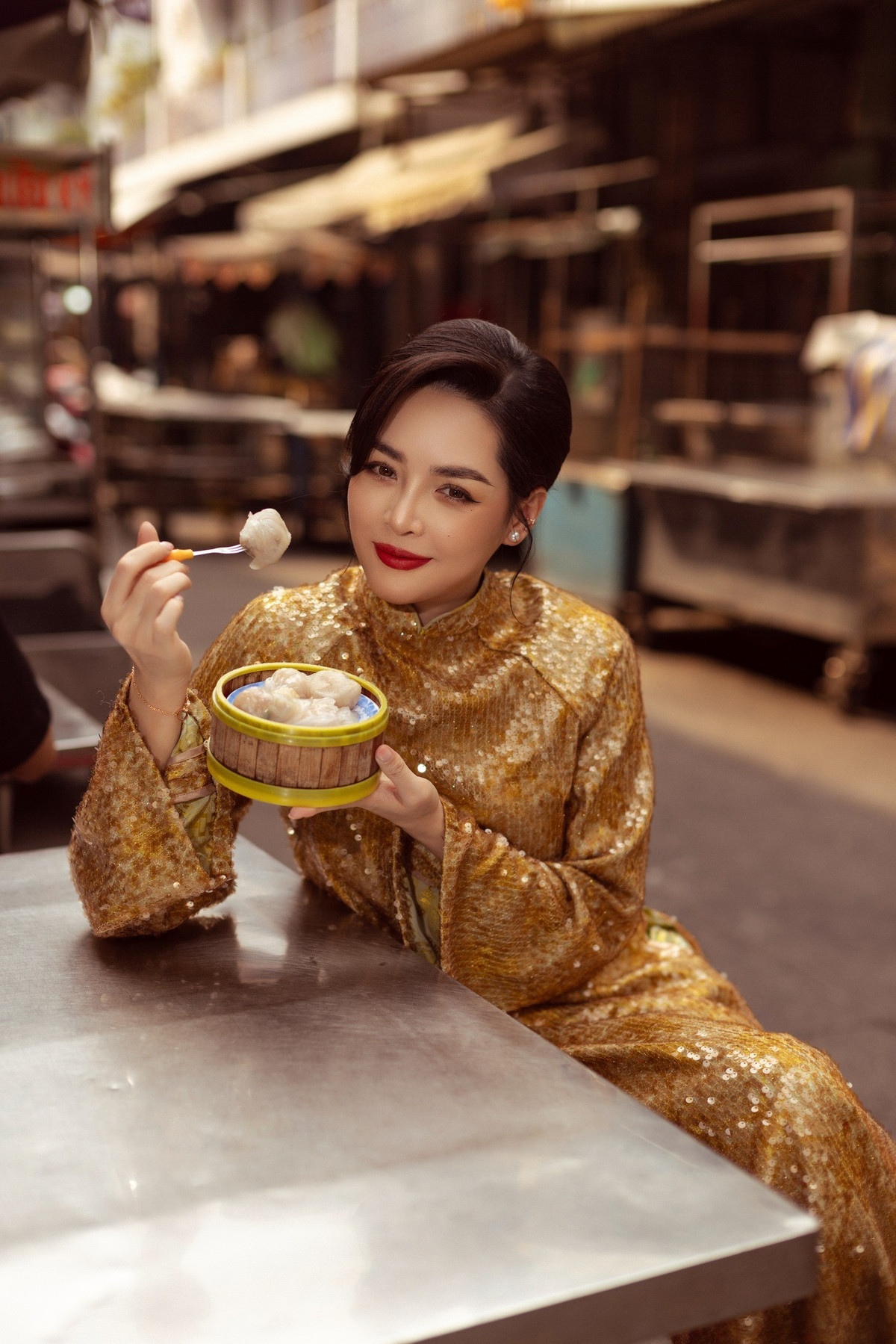 Không chỉ trang phục, phần tạo hình của Vũ Thanh Quỳnh cũng được đầu tư kỹ lưỡng. Mái tóc được búi gọn phía sau theo phong cách cổ điển, kết hợp cùng lối trang điểm sắc sảo với son đỏ trầm, eyeliner kéo dài, tạo thần thái vừa quyền lực vừa quyến rũ. Trang sức ngọc trai nhỏ xinh và nhẫn vàng mảnh càng làm nổi bật vẻ thanh lịch.