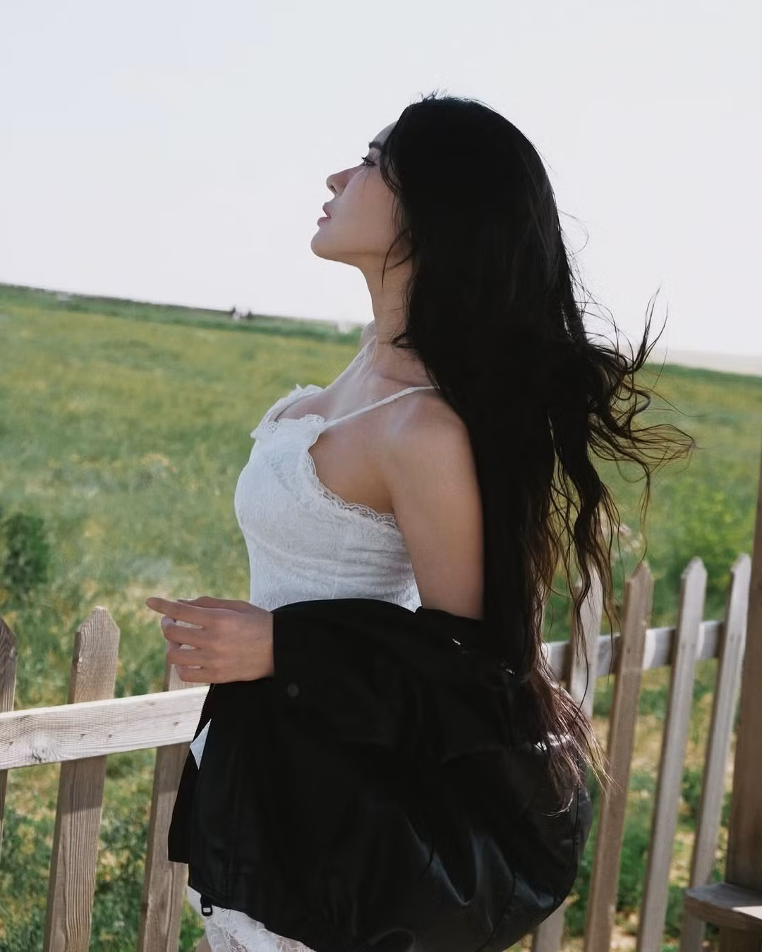 Loạt ảnh này một lần nữa khẳng định sức hút của Trần Bích Hạnh, không chỉ bởi chuyện tình cảm với Vũ Văn Thanh mà còn nhờ chính vẻ đẹp, sự tự tin và nguồn năng lượng tích cực mà cô mang lại.