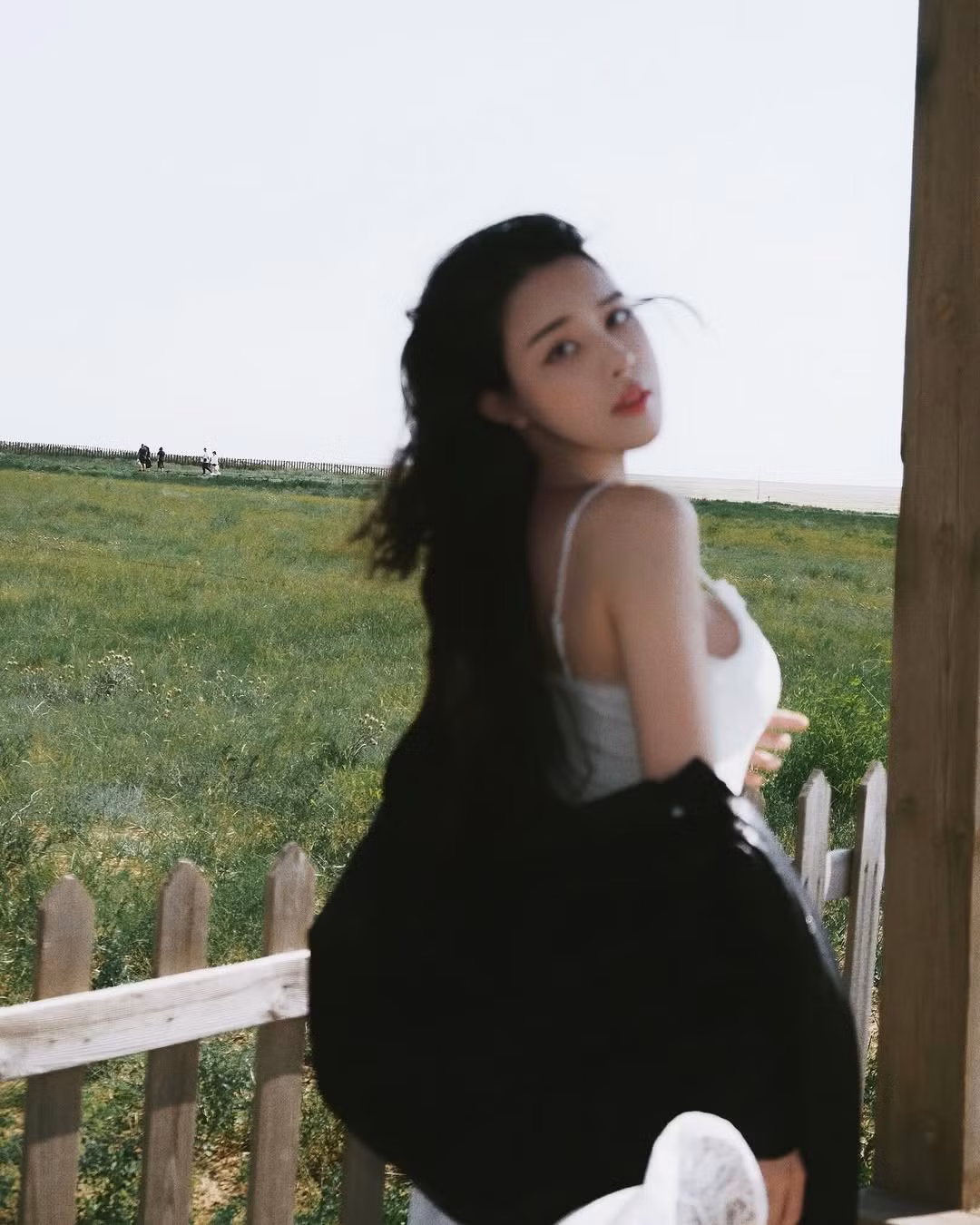 Vóc dáng chuẩn mực cùng thần thái tự tin, rạng rỡ của Bích Hạnh đã chiếm trọn spotlight, khiến nhiều người phải trầm trồ.