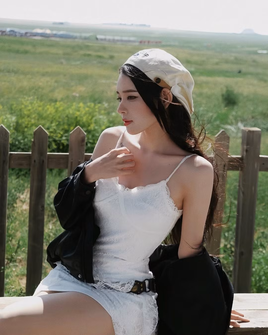 Trong loạt ảnh, bạn gái của Văn Thanh diện trang phục đơn giản nhưng tôn lên trọn vẹn đường cong nóng bỏng và cơ bụng săn chắc.