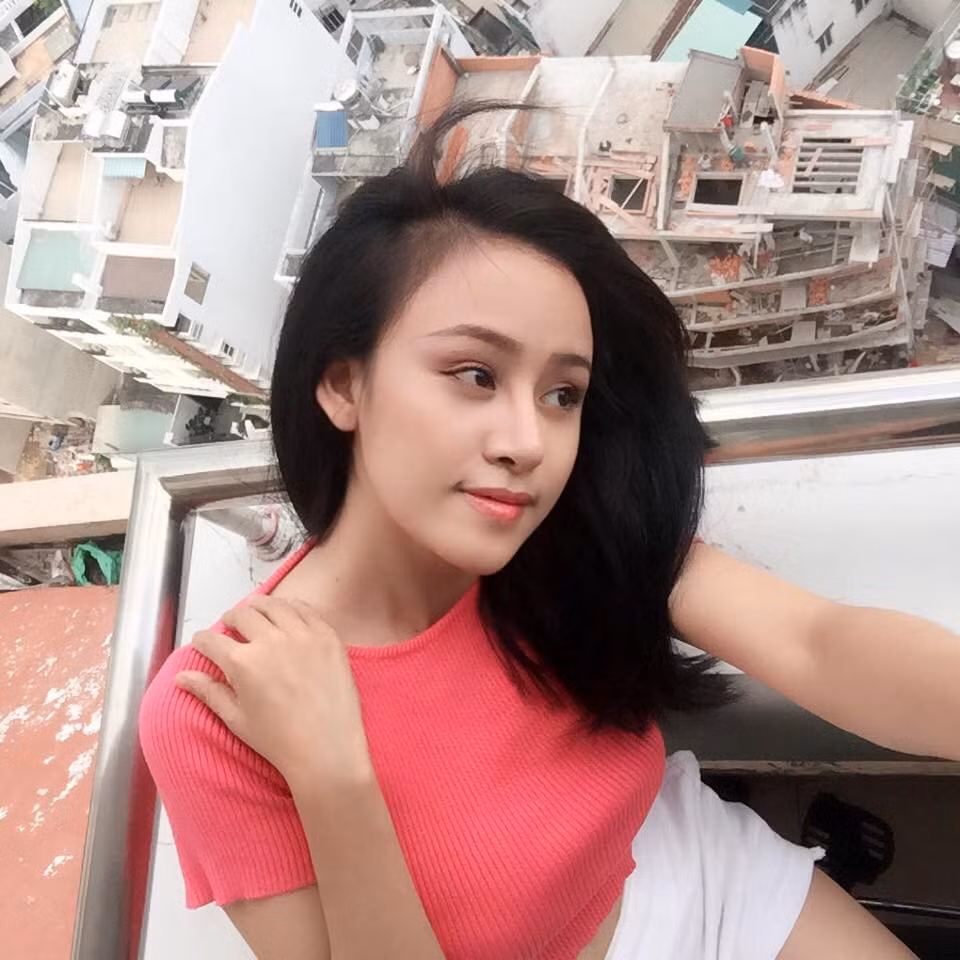 Bức ảnh cũ chính là lời nhắc nhở về một giai đoạn, một hành trình mà Huyền Anh đã đi qua, để rồi giờ đây cô có thể tự tin và bình yên với con người hiện tại của mình. Ảnh sử dụng trong bài: FBNV