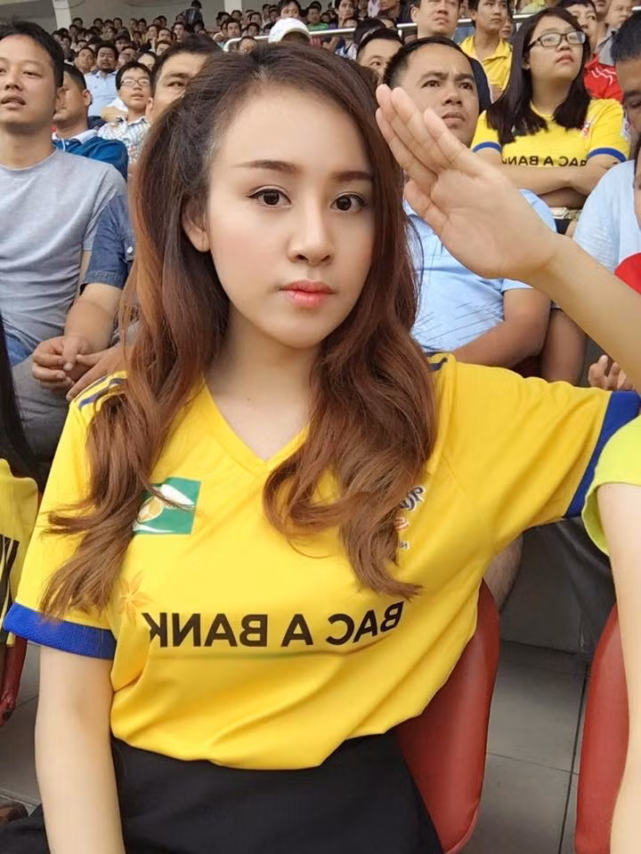 Huyền Anh không còn xuất hiện với những hình ảnh gây 'sốc' mà thay vào đó là phong cách thanh lịch, sang trọng và chín chắn.