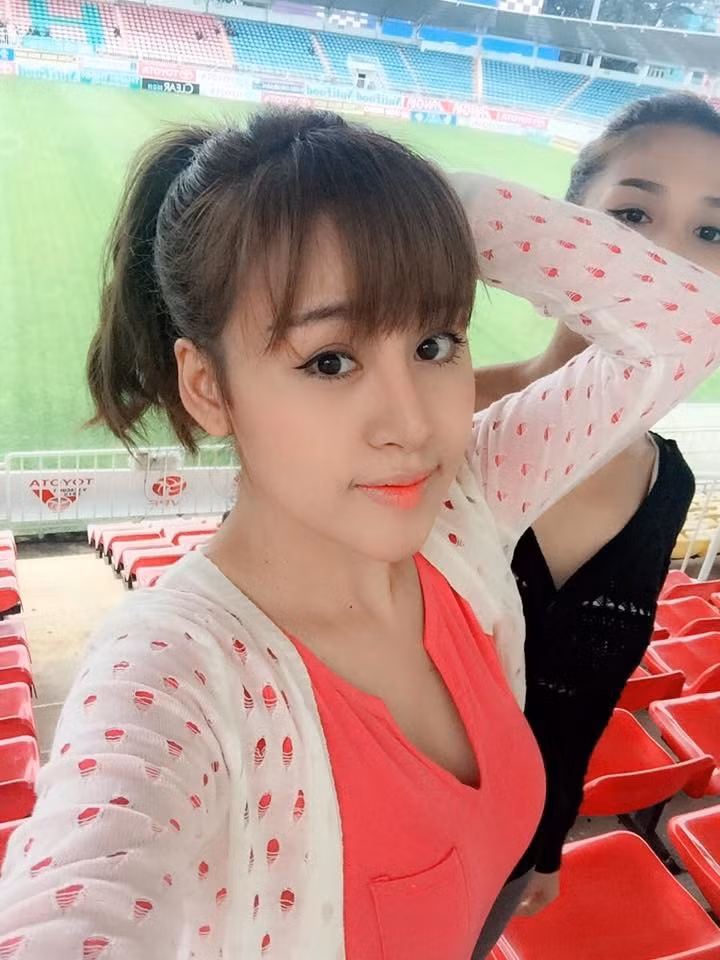 Từ một hiện tượng mạng đình đám gắn liền với thị phi, Huyền Anh đã dần khẳng định mình ở một vai trò khác, tích cực hơn.