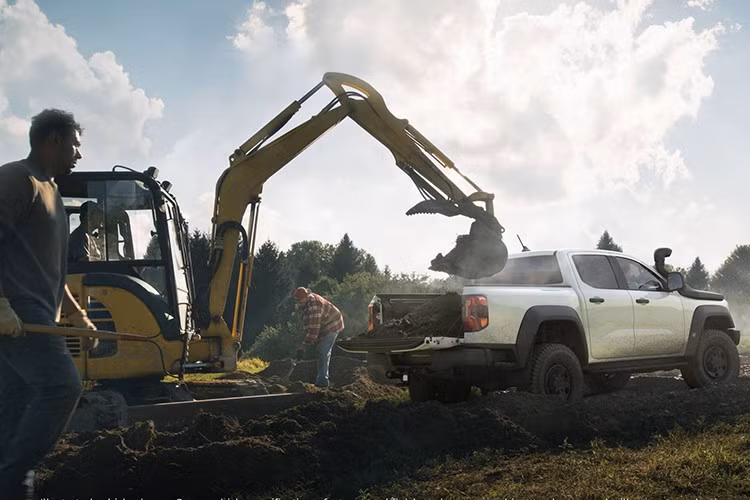 Ford cũng trang bị trục truyền động cứng hơn, khóa vi sai sau lớn hơn, tăng độ bền khi hoạt động dưới tải nặng. Đặc biệt, lần đầu tiên dòng xe Ranger có thêm hai công nghệ mới: Smart Hitch: hỗ trợ cân bằng tải trọng rơ-moóc. Onboard Scales: ước lượng khối lượng hàng hóa nhờ cảm biến trên hệ thống treo...