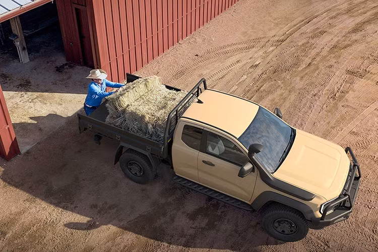 Dung tích bình nhiên liệu cũng được nâng cấp từ 80 lít lên 130 lít, kết hợp lớp thép bảo vệ và các tấm chắn dưới động cơ, hộp số, khóa vi sai nhằm gia tăng độ bền khi vận hành off-road. Với tên gọi “Super Duty”, khả năng tải và kéo của mẫu bán tải này thuộc hàng đầu phân khúc. Xe có tổng khối lượng: 4.500 kg, khả năng kéo theo rơ-moóc: 4.500 kg và tổng trọng lượng kéo kết hợp: 8.000 kg.