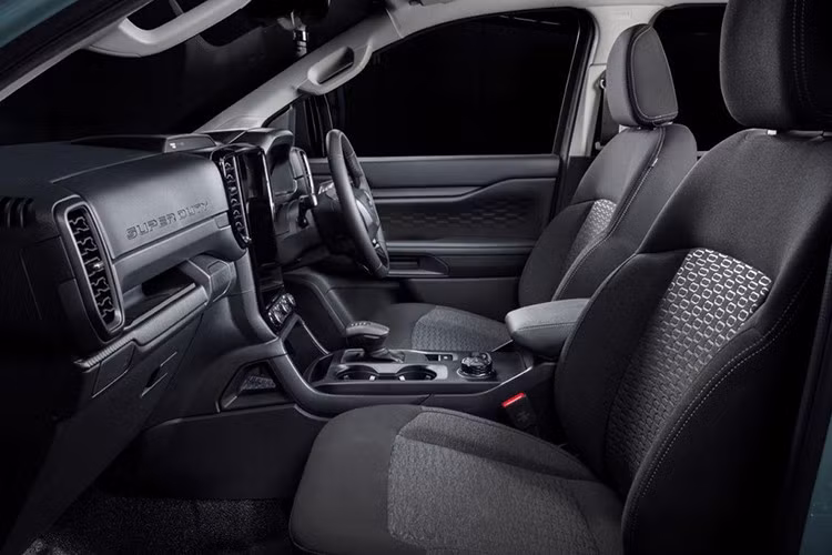 Xe sở hữu 6 chế độ lái gồm: Normal, Eco, Tow/Haul, Mud/Ruts, Sand và Rock Crawl, hỗ trợ tối đa trong điều kiện vận hành khó khăn. Hệ dẫn động 4 bánh với chế độ 4A (tự động chuyển đổi cầu) là trang bị tiêu chuẩn.