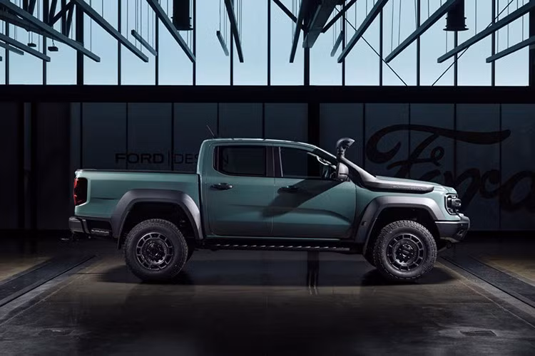 Ranger Super Duty gây ấn tượng mạnh nhờ loạt thay đổi ngoại thất mang phong cách việt dã. Mặt ca-lăng được thiết kế lại hoàn toàn, đi kèm logo “Super Duty” nổi bật trên nắp ca-pô. Phần đầu xe trở nên hầm hố hơn với cản trước lớn, ống thở đặt cao ở cột A, ốp cua lốp mở rộng, cùng bộ mâm hợp kim 18 inch kết hợp lốp địa hình General Grabber chuyên dụng.