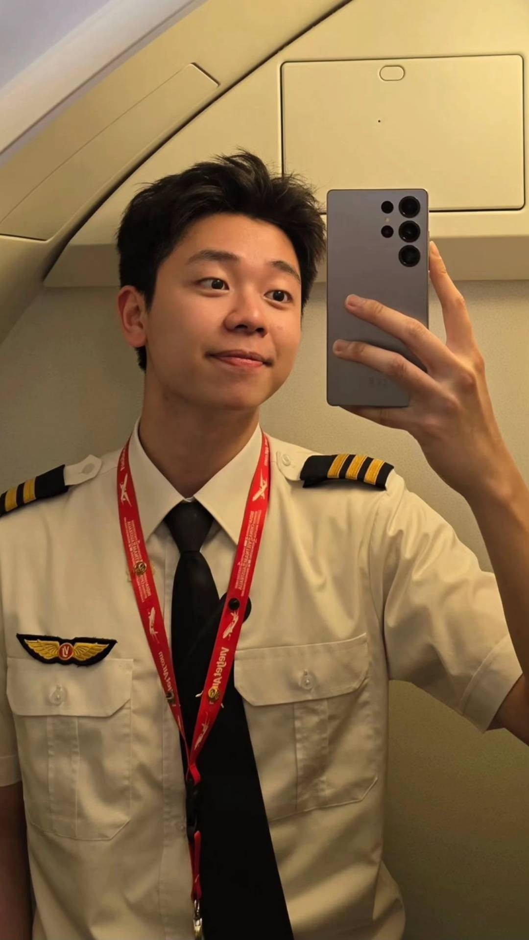 Hà Còi tên thật Bùi Thanh Hà, sinh năm 2001 nổi tiếng từ năm 2024 từ những clip ngắn trên mạng xã hội Tiktok. Khi ấy, những hình ảnh cool ngầu, đáng yêu của nam phi công GenZ từ công việc đến cuộc sống đời thường khiến ai nhìn cũng phải tan chảy.