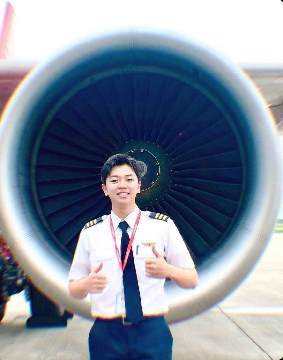 "Từ thời điểm bắt đầu thi Đại học, mình cũng đã có mong muốn theo làm phi công. Tuy nhiên do gia đình sợ mình không theo được nên vẫn chọn thêm một ngành nghề kỹ thuật để thi. Mình có học 1 kỳ tại Đại học Bách Khoa Hà Nội, sau đó thì đi theo học phi công chuyên nghiệp", Hà chia sẻ.