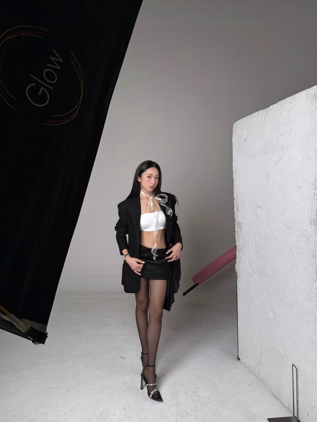 Sau khi rời môi trường esports chuyên nghiệp, cô quyết định theo đuổi con đường âm nhạc một cách nghiêm túc. Cuối năm 2023, Mina Young chính thức ra mắt với vai trò ca sĩ, đánh dấu bước chuyển mình từ streamer sang nghệ sĩ đa năng. Nền tảng thanh nhạc bài bản giúp cô có lợi thế nhất định khi lấn sân sang lĩnh vực này, đồng thời mở rộng hình ảnh từ một gương mặt mạng xã hội sang nghệ sĩ giải trí.