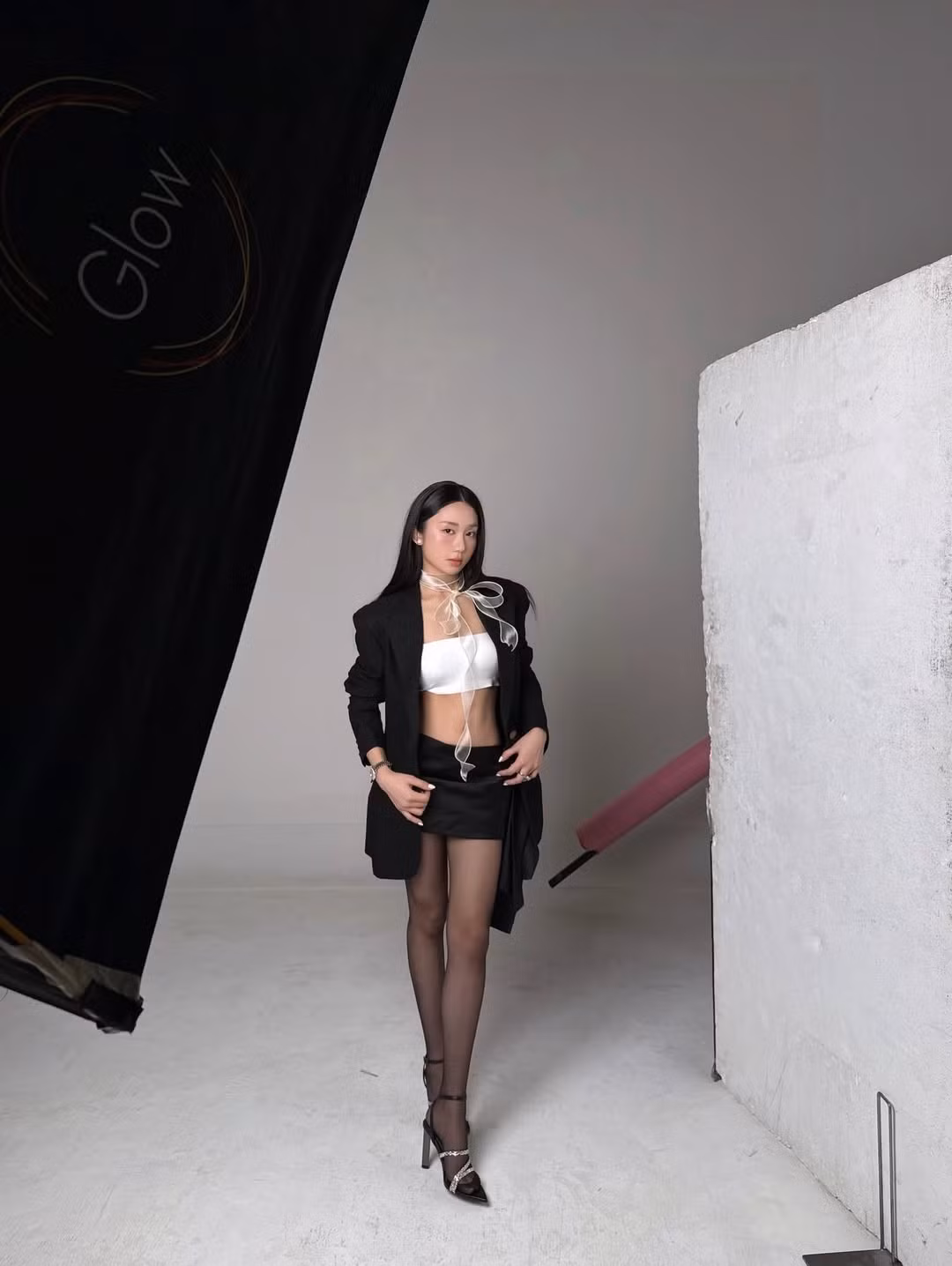 Sau khi rời môi trường esports chuyên nghiệp, cô quyết định theo đuổi con đường âm nhạc một cách nghiêm túc. Cuối năm 2023, Mina Young chính thức ra mắt với vai trò ca sĩ, đánh dấu bước chuyển mình từ streamer sang nghệ sĩ đa năng. Nền tảng thanh nhạc bài bản giúp cô có lợi thế nhất định khi lấn sân sang lĩnh vực này, đồng thời mở rộng hình ảnh từ một gương mặt mạng xã hội sang nghệ sĩ giải trí.