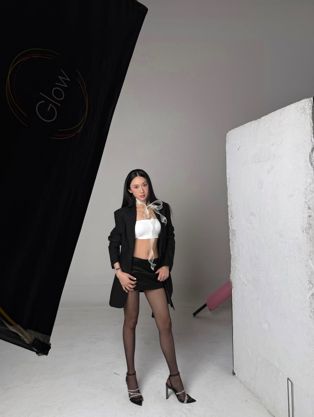 Mina Young từng được cộng đồng mạng ưu ái gọi bằng biệt danh “hot girl quân nhân” nhờ vẻ ngoài xinh xắn như búp bê khi còn xuất hiện trong bộ quân phục thời sinh viên khoa Thanh nhạc tại Trường Đại học Văn hóa Nghệ thuật Quân đội. Hình ảnh ấy từng gây “bão” mạng xã hội và giúp cô nhanh chóng được chú ý rộng rãi.