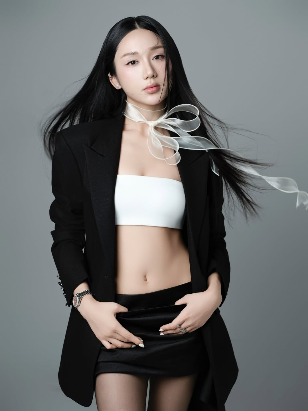 Nữ streamer đình đám Mina Young vừa tung ra bộ ảnh thời trang mới với phong cách hiện đại, cá tính nhưng vẫn giữ trọn nét ngọt ngào đặc trưng. Loạt hình nhanh chóng nhận được “cơn mưa” lời khen từ cộng đồng mạng, một lần nữa khẳng định sức hút của cô nàng không chỉ trong lĩnh vực giải trí trực tuyến mà còn ở thời trang và hình ảnh cá nhân.