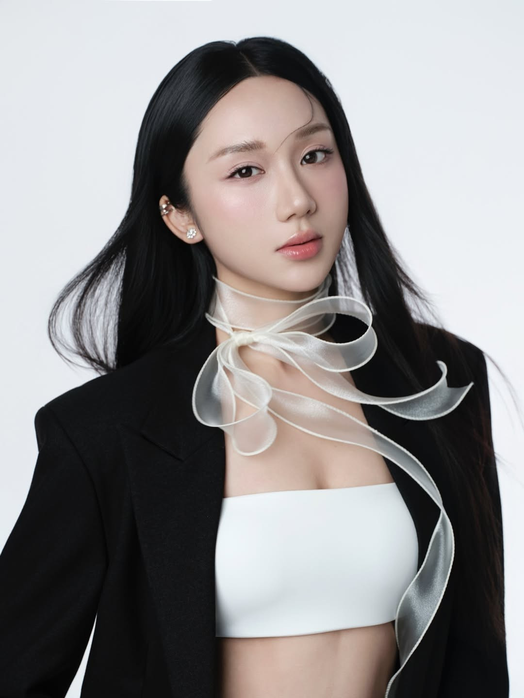 Thần thái của Mina Young trong bộ ảnh được nhận xét ngày càng chuyên nghiệp. Ánh mắt sắc sảo, biểu cảm lạnh nhưng vẫn có nét mong manh giúp cô dễ dàng “cân” nhiều khung hình khác nhau, từ cận mặt đến toàn thân.