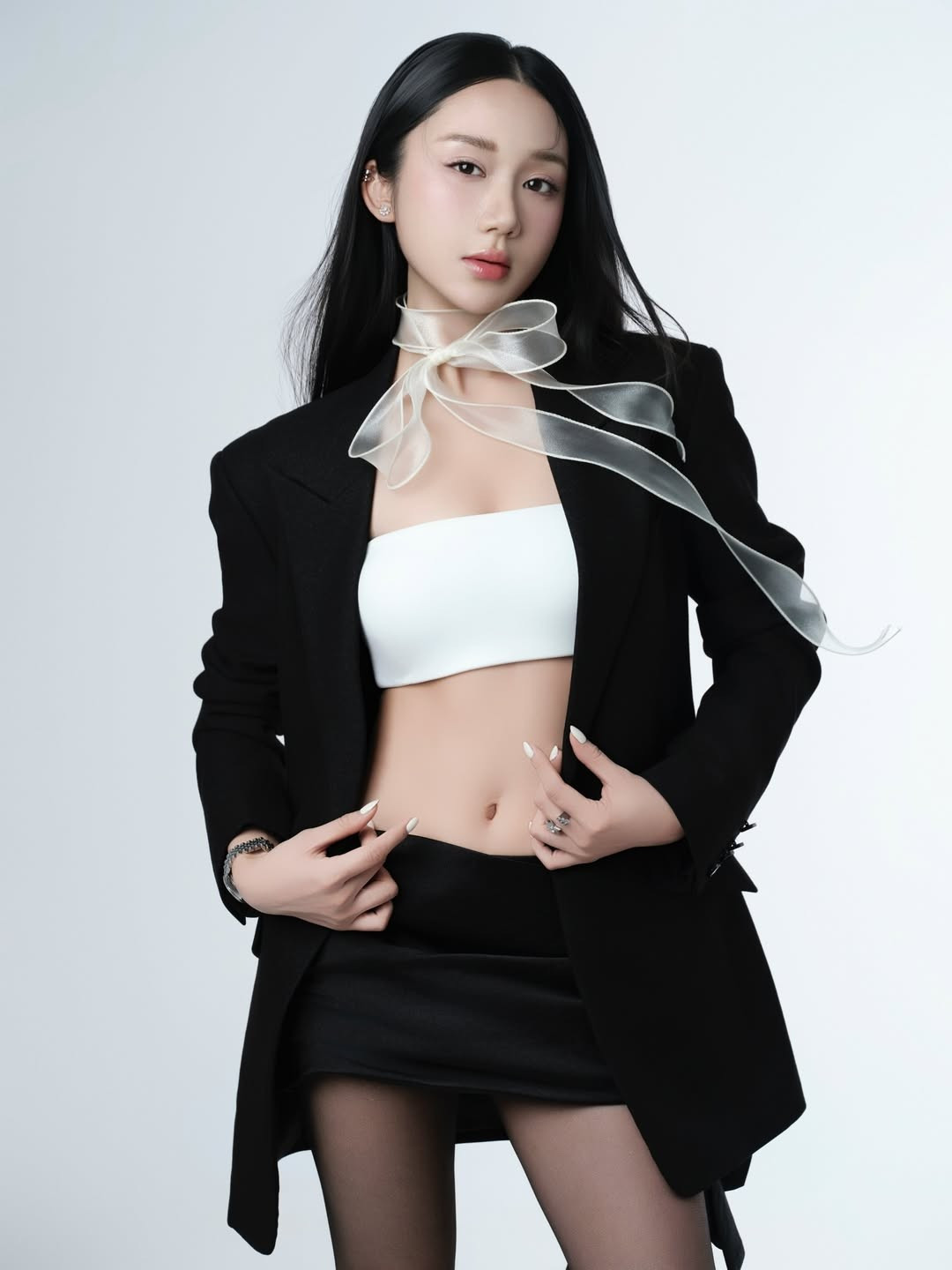 Ngay sau khi được đăng tải, loạt ảnh nhanh chóng lan truyền trên nhiều nền tảng mạng xã hội. Người hâm mộ dành lời khen cho sự “lột xác” ngày càng rõ nét của Mina Young trong phong cách hình ảnh: trưởng thành hơn, cá tính hơn nhưng vẫn giữ được khí chất “nàng thơ” vốn là dấu ấn riêng của cô từ những ngày đầu được biết đến.