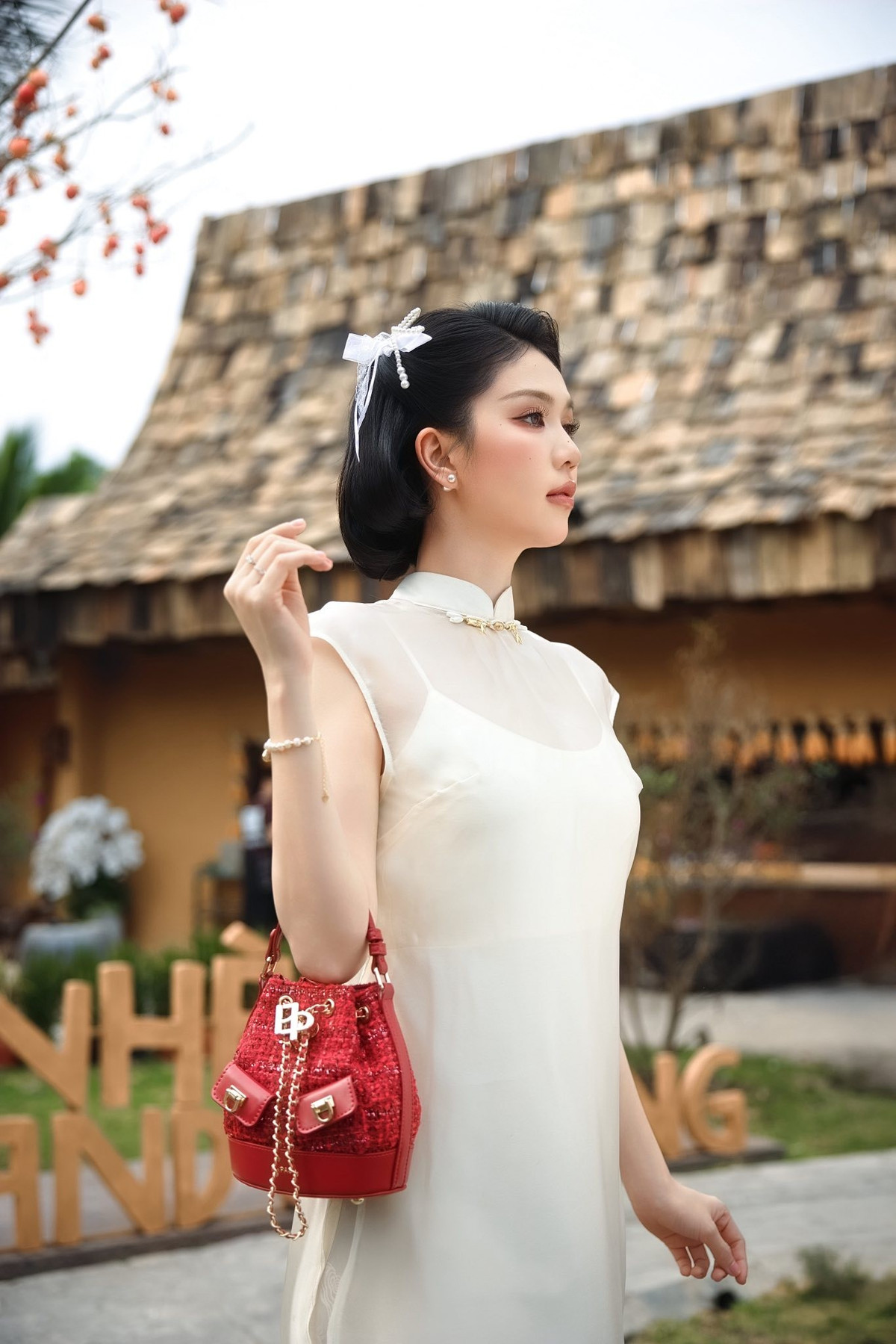 View - “Nữ hoàng nội y” Ngọc Trinh dịu dàng lạ thường trong áo dài cách tân | Báo Tri thức và Cuộc sống - TIN TỨC PHỔ BIẾN KIẾN THỨC 24H