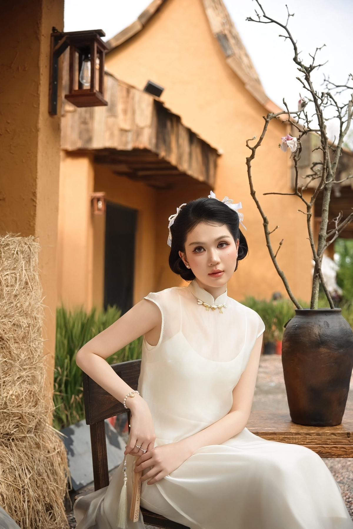 Lối trang điểm tông cam đào nhẹ nhàng, tập trung vào làn da mịn màng và đôi mắt sâu, giúp cô giữ được thần thái sang trọng mà không cần quá nhiều điểm nhấn cầu kỳ.