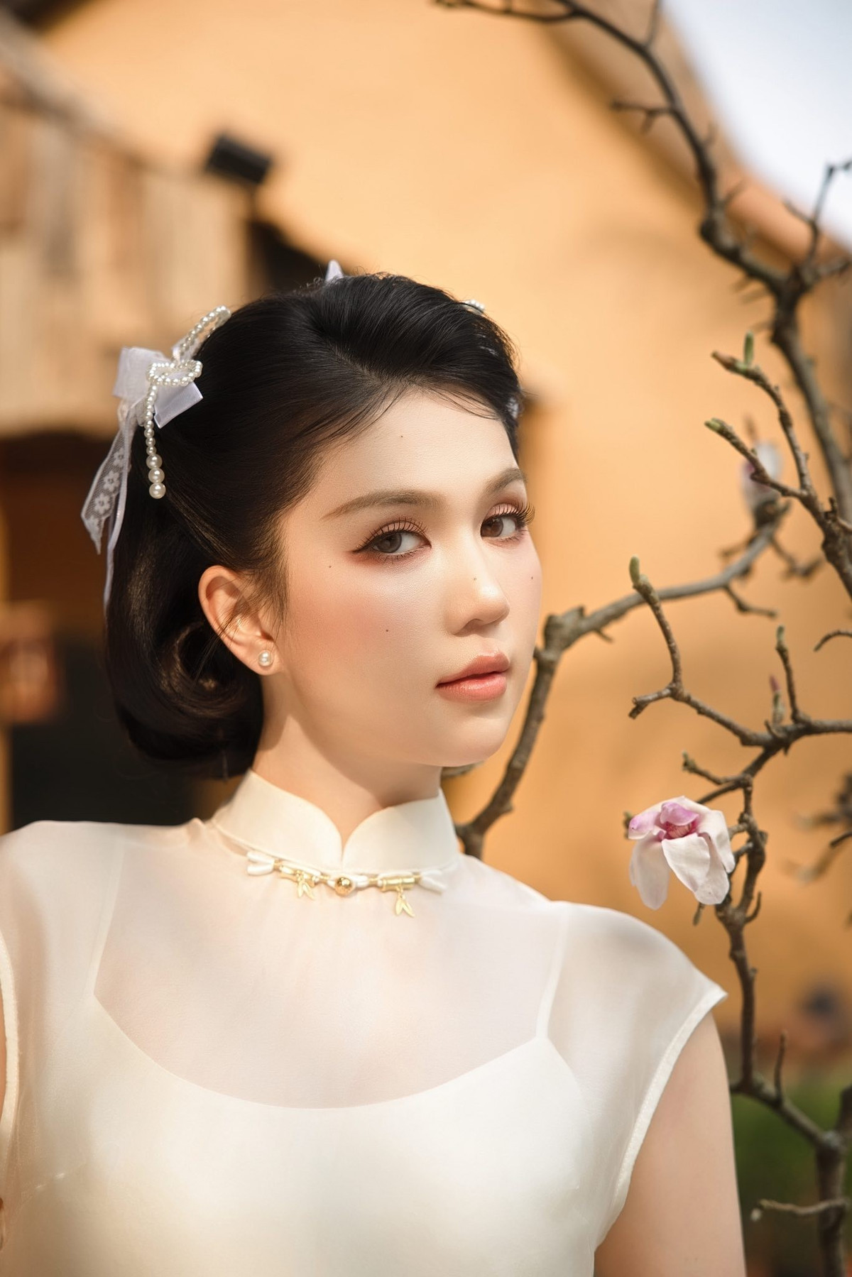 View - “Nữ hoàng nội y” Ngọc Trinh dịu dàng lạ thường trong áo dài cách tân | Báo Tri thức và Cuộc sống - TIN TỨC PHỔ BIẾN KIẾN THỨC 24H