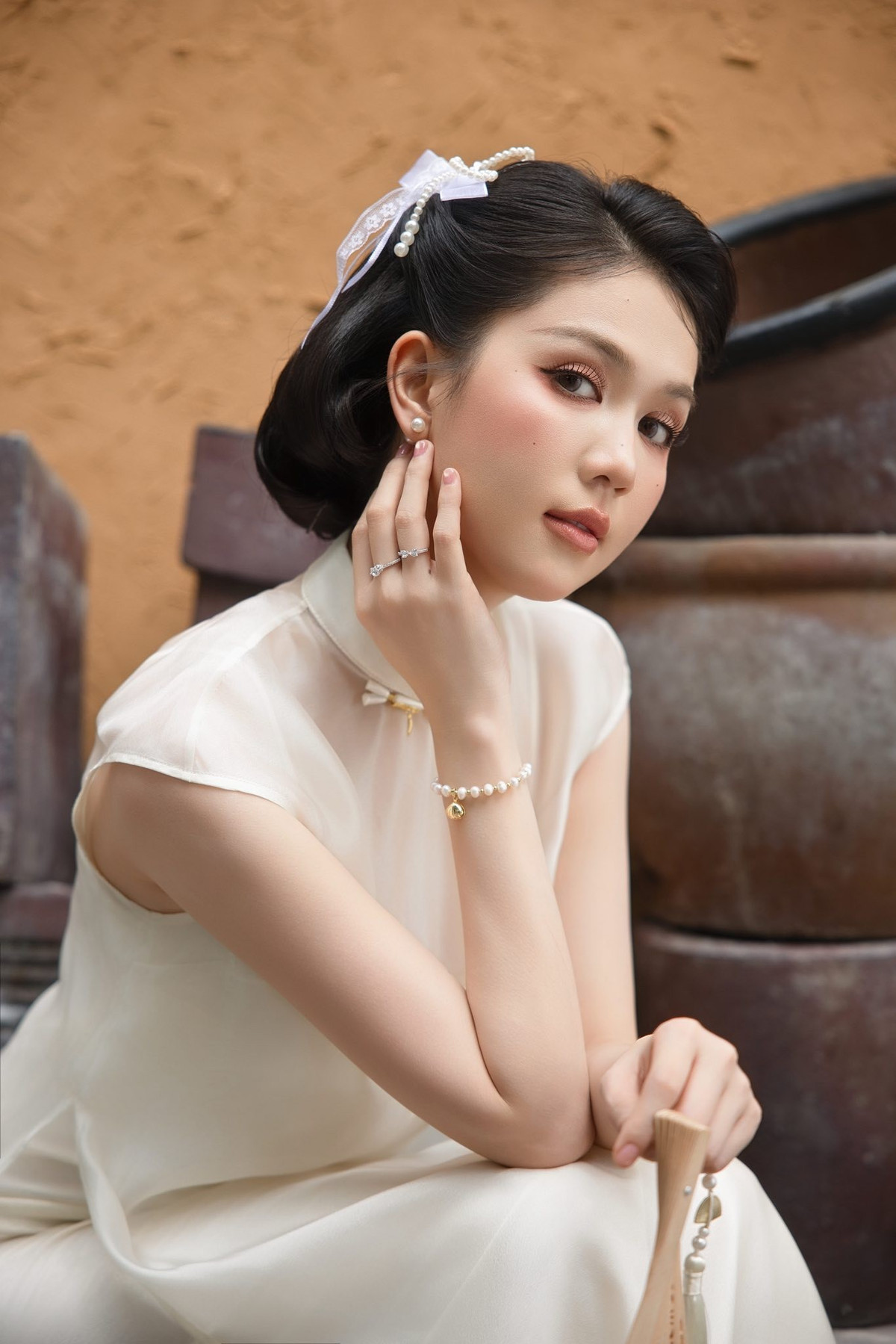 View - “Nữ hoàng nội y” Ngọc Trinh dịu dàng lạ thường trong áo dài cách tân | Báo Tri thức và Cuộc sống - TIN TỨC PHỔ BIẾN KIẾN THỨC 24H