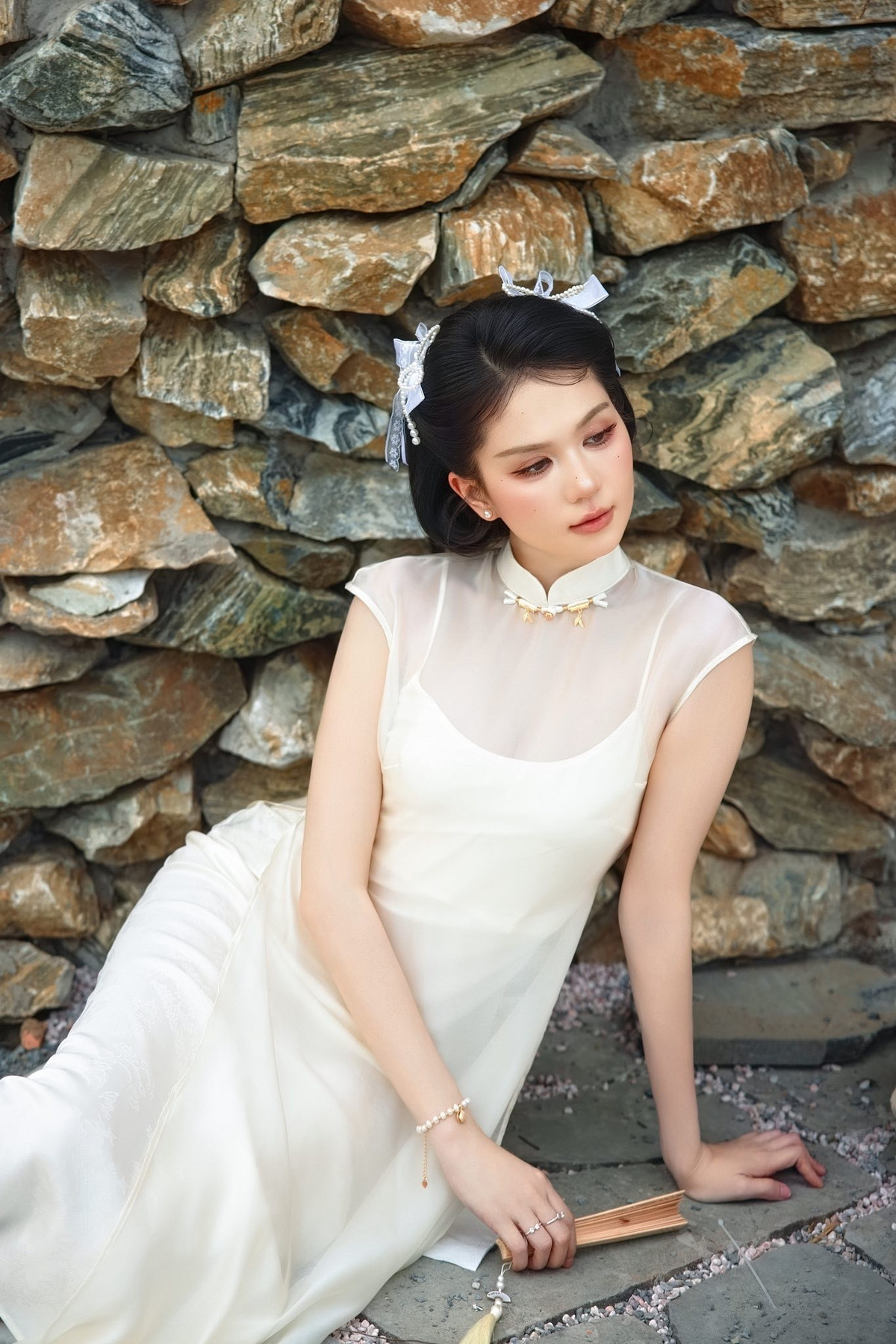 Trong khung cảnh ấy, hình ảnh Ngọc Trinh trong tà áo dài trắng trở nên nổi bật nhưng không hề lạc lõng, ngược lại còn mang đến cảm giác giao thoa tạo nên một tổng thể hài hòa, giàu tính nghệ thuật.