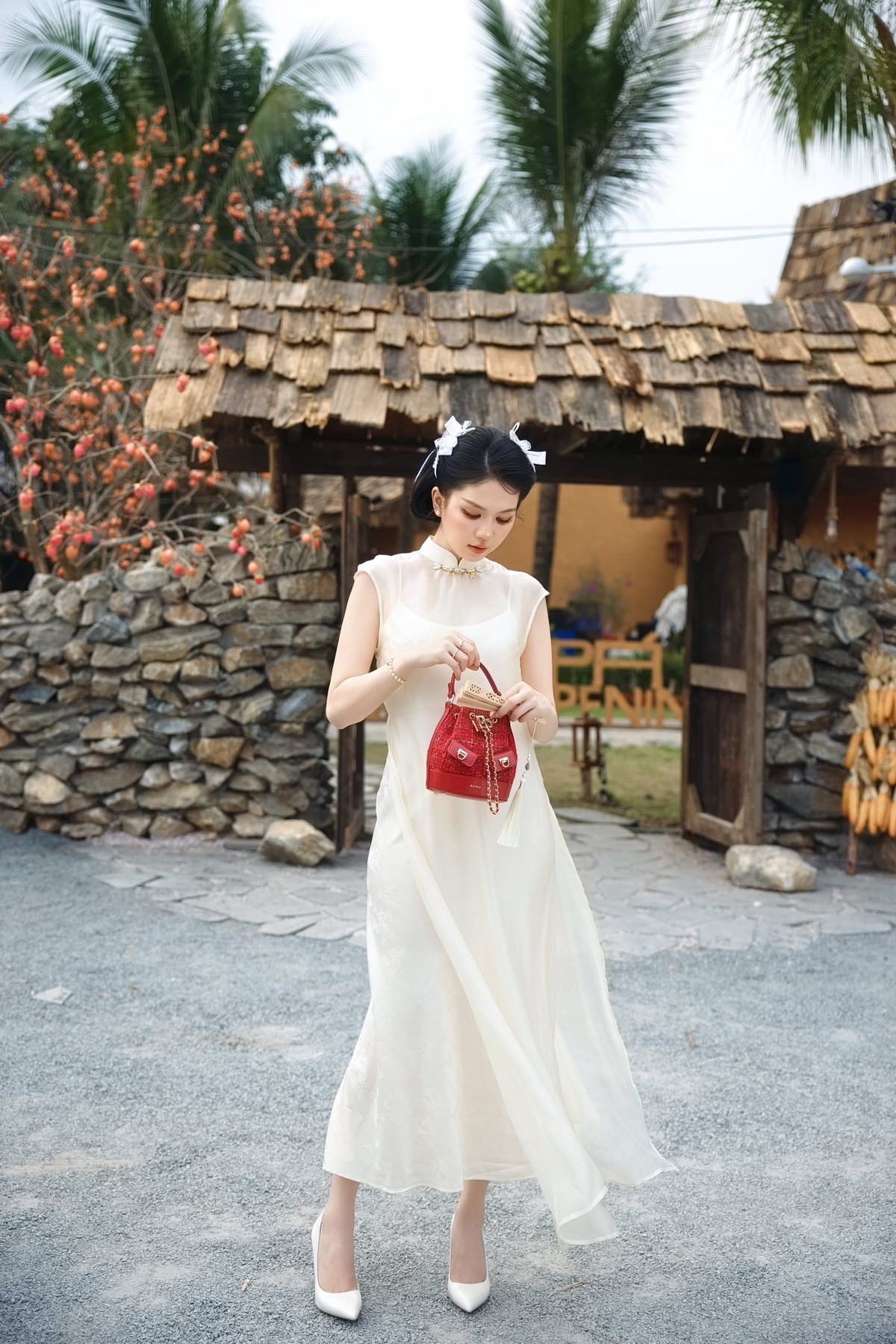 View - “Nữ hoàng nội y” Ngọc Trinh dịu dàng lạ thường trong áo dài cách tân | Báo Tri thức và Cuộc sống - TIN TỨC PHỔ BIẾN KIẾN THỨC 24H