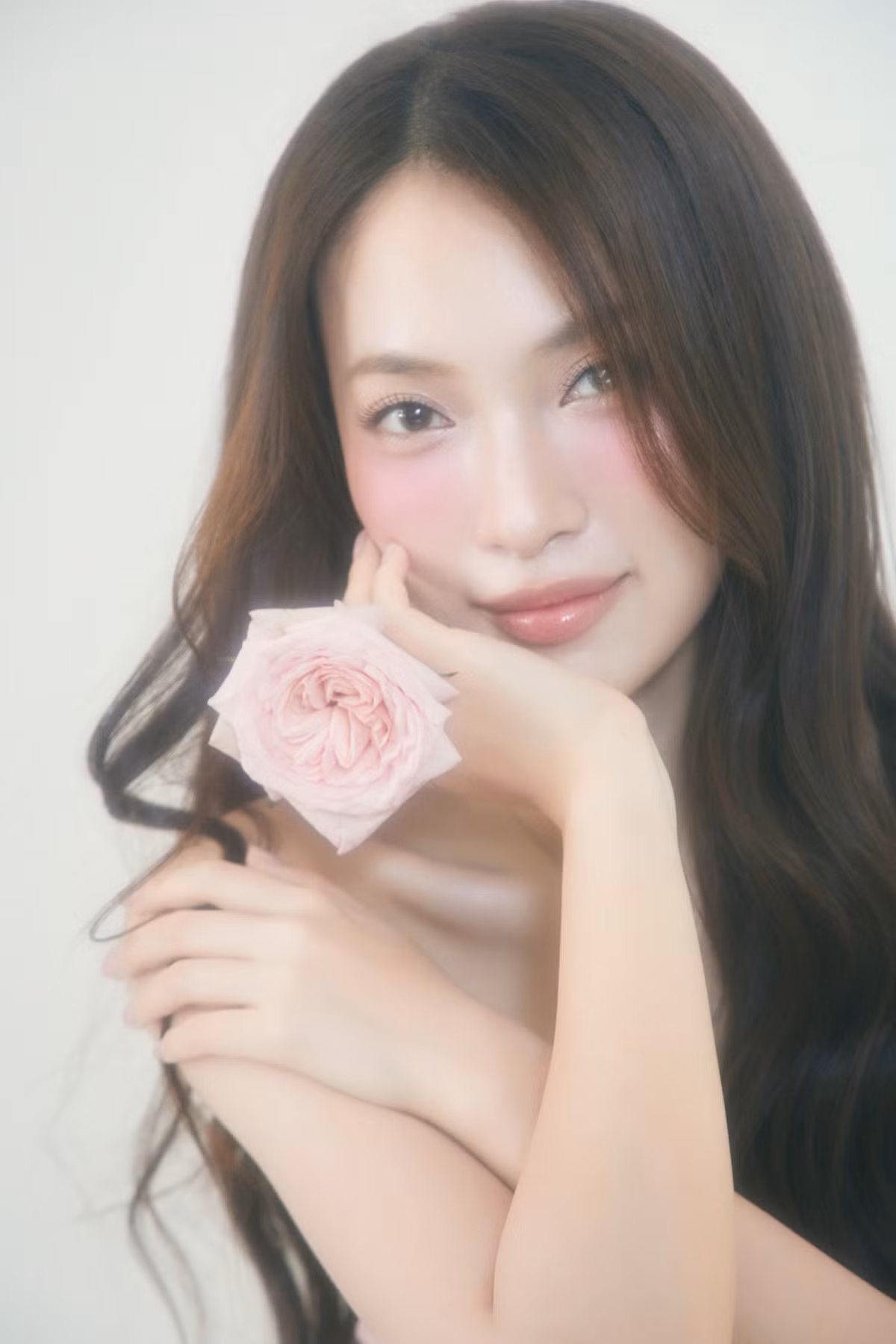 Trần Khánh Vy là một nữ vlogger, YouTuber, người dẫn chương trình truyền hình nổi tiếng người Việt Nam. Cô được biết đến rộng rãi với biệt danh "hot girl 7 thứ tiếng" và hiện là MC của chương trình Đường lên đỉnh Olympia trên VTV.