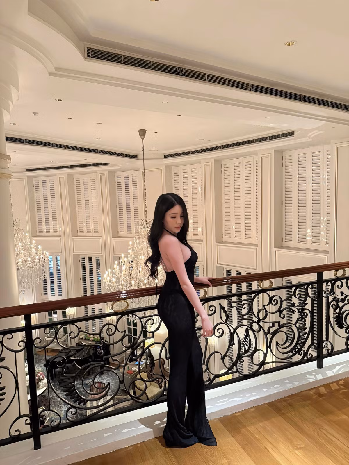 Dưới phần bình luận, nhiều người không ngần ngại bày tỏ sự ngạc nhiên lẫn ngưỡng mộ. Thậm chí, không ít fan còn hài hước thừa nhận “xịt máu mũi”, “không dám tin đây là phú bà từng quen”, thể hiện sự bất ngờ trước độ táo bạo và quyến rũ của nữ streamer.