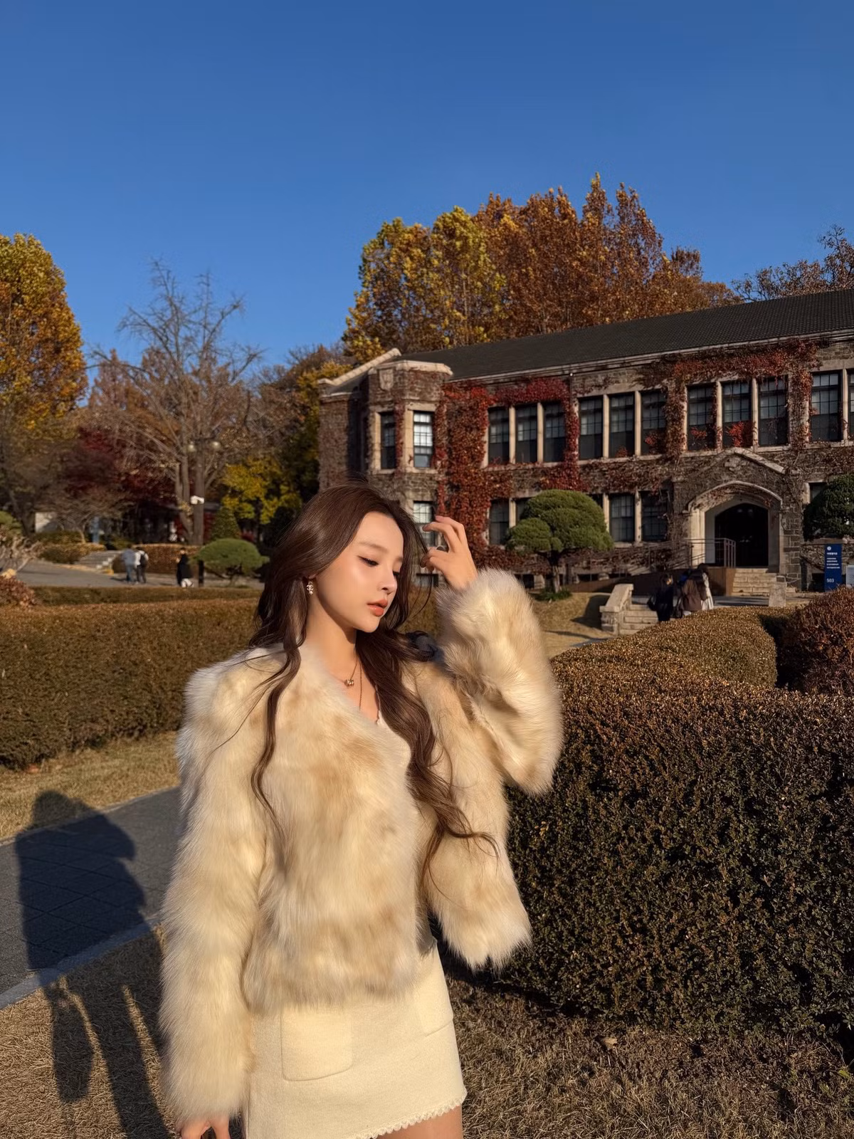 Không chỉ gây ấn tượng bởi nhan sắc, outfit của Huyền Baby trong chuyến đi này cũng là điểm cộng lớn, thể hiện gu thẩm mỹ tinh tế. Cô chọn set đồ với tông màu chủ đạo là kem (cream) và be (beige), cực kỳ "bắt" với bối cảnh lá vàng xung quanh.