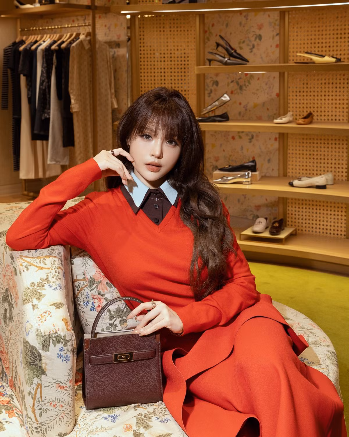 Dù đã bước sang tuổi U35 và trải qua hai lần sinh nở, Huyền Baby vẫn giữ vững phong độ nhan sắc đỉnh cao. Bộ ảnh mùa thu này một lần nữa chứng minh danh hiệu "người đẹp không tuổi" của cô là hoàn toàn xứng đáng.