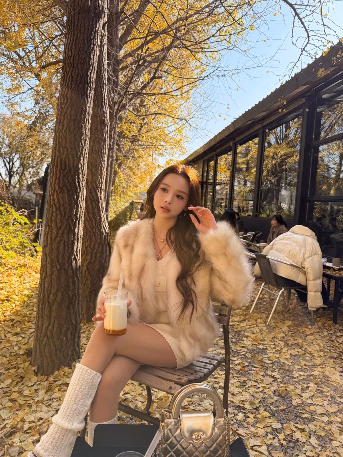 Mới đây, cựu hot girl đời đầu Huyền Baby đã chia sẻ loạt ảnh check-in dưới trời thu vàng rực rỡ. Không cầu kỳ trong khâu dựng cảnh, chỉ cần đứng dưới tán cây ngân hạnh lá vàng và nắng thu dịu nhẹ, "chị đẹp" đã có ngay một bộ ảnh lookbook đẹp mê hồn.