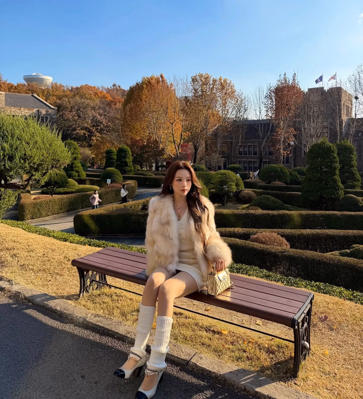 Khoảnh khắc Huyền Baby tinh nghịch tạo dáng với chiếc lá vàng to bản che một bên mắt mang đến cảm giác ngọt ngào, trẻ trung như một nữ sinh đại học chứ không phải là một bà mẹ hai con sang chảnh.