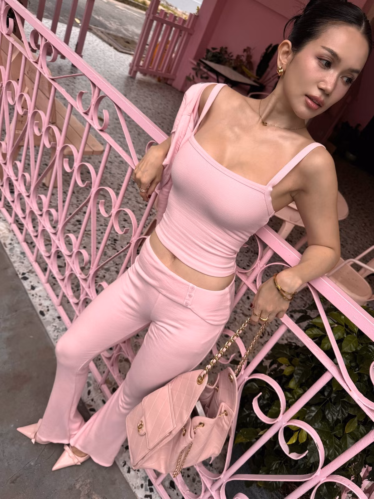 Ngoài ca hát, Sĩ Thanh còn tham gia diễn xuất trong nhiều bộ phim truyền hình như Chiến Dịch Chống Ế, Gái Già Lắm Chiêu, Căn Hộ 69, tạo nên dấu ấn với hình ảnh gợi cảm, cá tính.