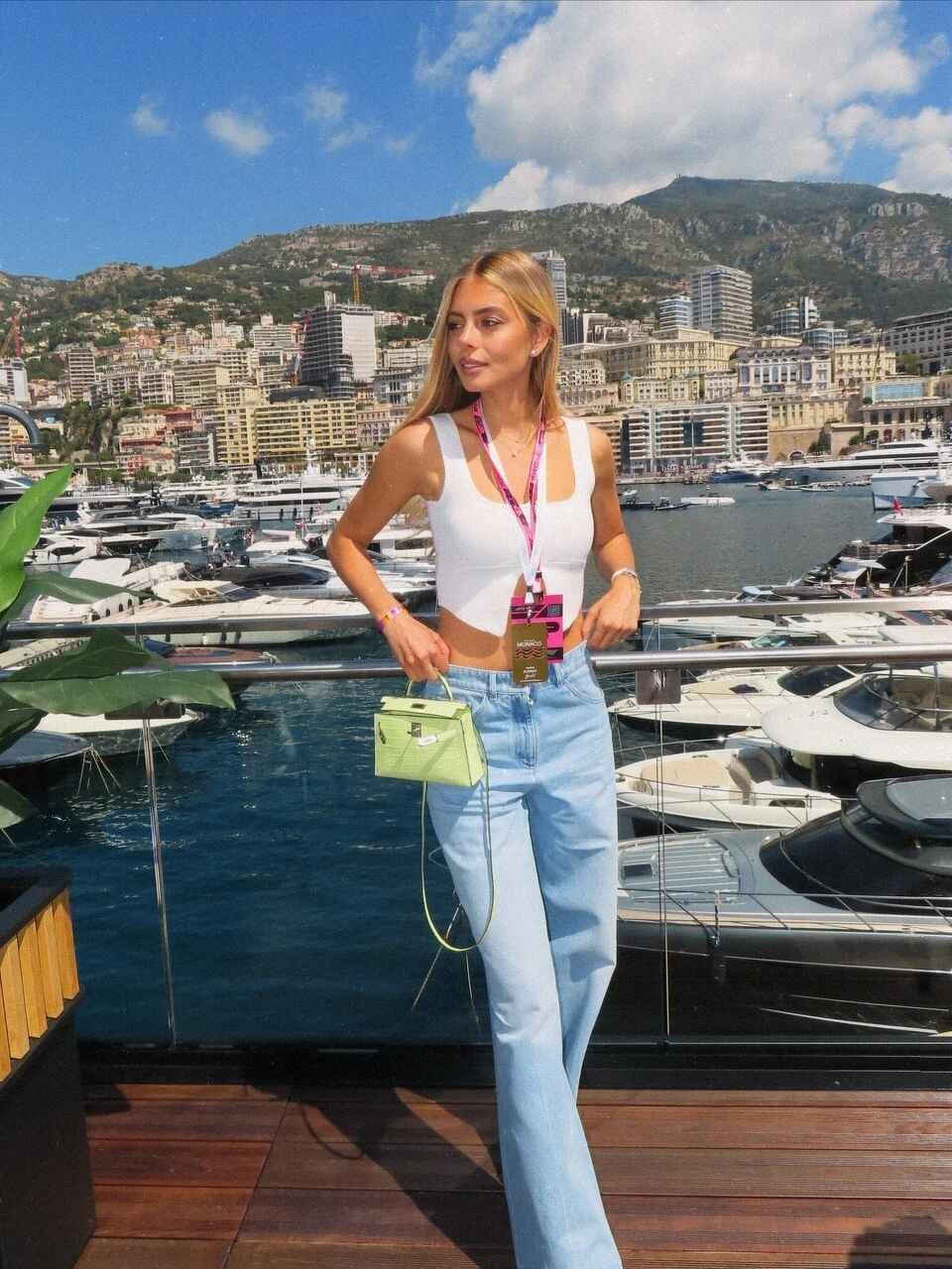 Phong cách thanh lịch và hình ảnh “nàng dâu Real Madrid” giúp Mishel trở thành lựa chọn quen thuộc của nhiều thương hiệu làm đẹp và thời trang.