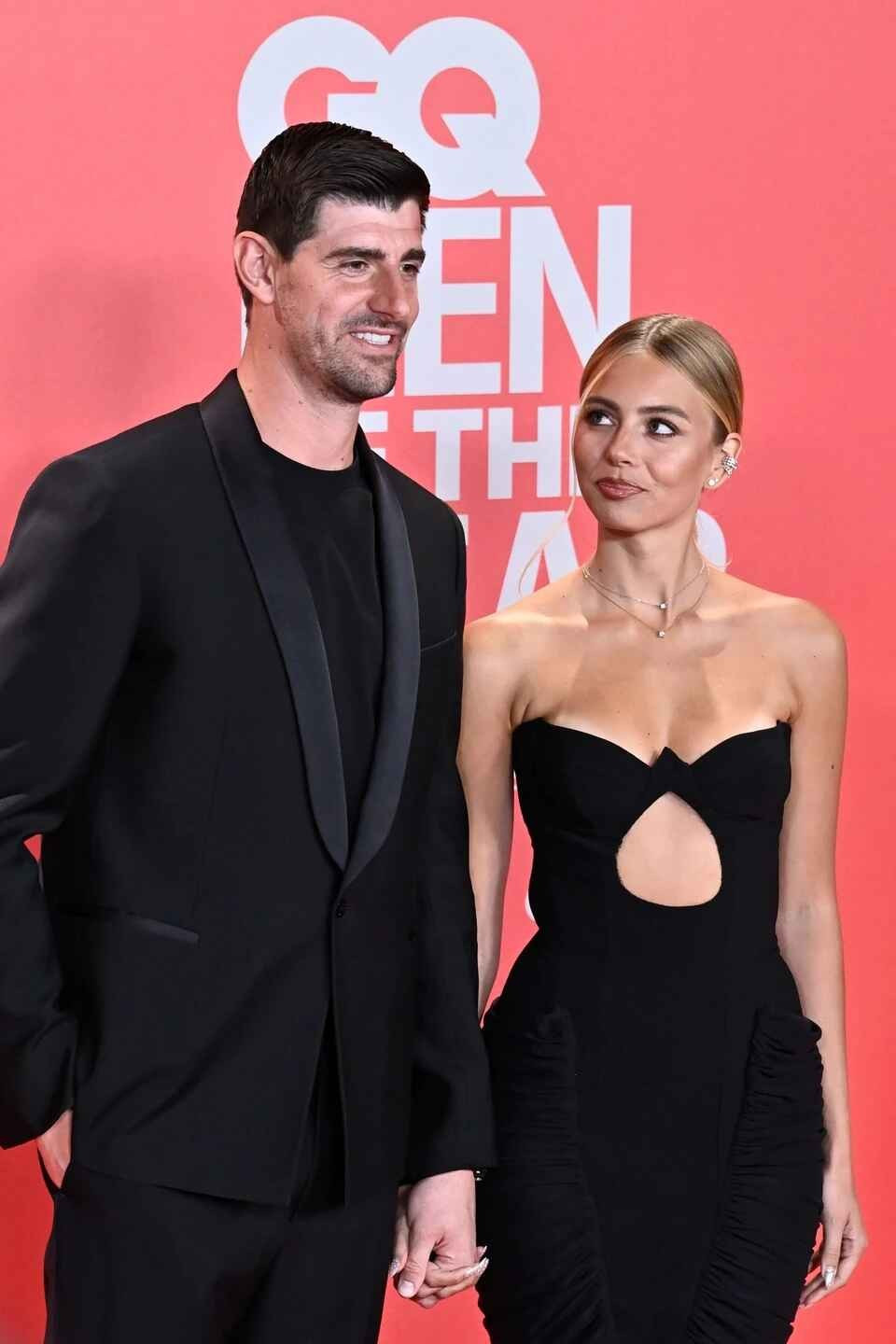 Tại thảm đỏ lễ trao giải GQ Men of the Year diễn ra ở London (Anh) ngày 20/11, thủ thành Thibaut Courtois cùng vợ, người mẫu Mishel Gerzig, trở thành tâm điểm chú ý.