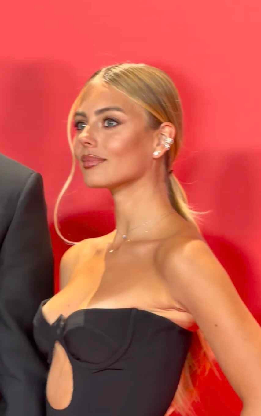 Xuất hiện trong thiết kế đầm đen cổ sâu gợi cảm, Mishel tự tin tạo dáng trước ống kính, nở nụ cười rạng rỡ giữa không khí sang trọng của buổi tiệc.