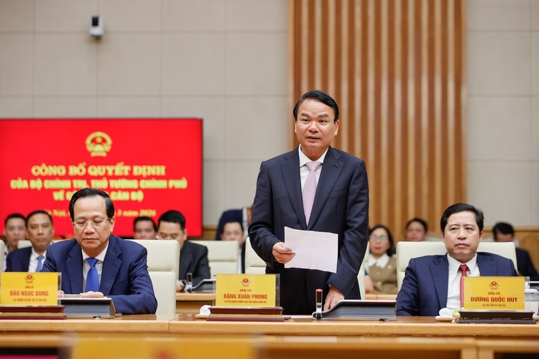 Đồng chí Đặng Xuân Phong, Phó Chủ nhiệm Thường trực Văn phòng Chính phủ phát biểu thay mặt các đồng chí nhận nhiệm vụ mới - Ảnh: VGP/Nhật Bắc