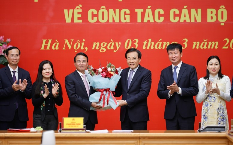 Bộ trưởng, Chủ nhiệm VPCP Trần Văn Sơn tặng hoa chúc mừng đồng chí Đặng Xuân Phong - Ảnh: VGP/Nhật Bắc