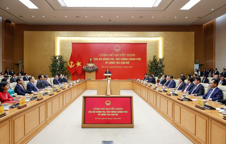 Đồng chí Phạm Minh Chính, Bí thư Đảng ủy Chính phủ, Thủ tướng Chính phủ chủ trì công bố quyết định của Bộ Chính trị, Thủ tướng Chính phủ về công tác cán bộ - Ảnh: VGP/Nhật Bắc