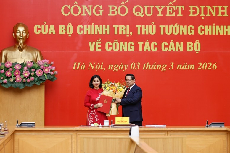 Thủ tướng tặng hoa chúc mừng đồng chí Nguyễn Thị Tuyến - Ảnh: VGP/Nhật Bắc