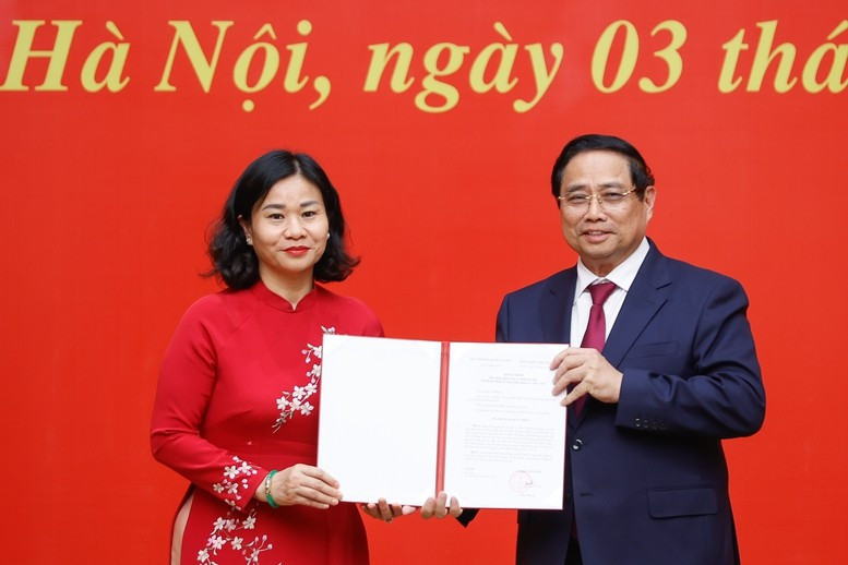 Thủ tướng trao Quyết định điều động, phân công của Bộ Chính trị cho đồng chí Nguyễn Thị Tuyến - Ảnh: VGP/Nhật Bắc