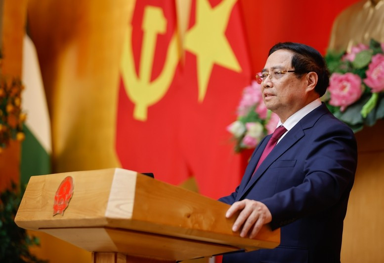 Thủ tướng Phạm Minh Chính chúc mừng các đồng chí được Đảng, Nhà nước tín nhiệm, giao đảm nhiệm những trọng trách mới quan trọng - Ảnh: VGP/Nhật Bắc