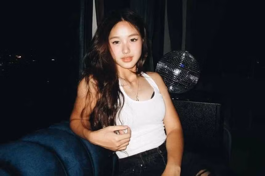 Huệ Anh yêu thích kiểu tóc dài uốn nhẹ, giữ màu tự nhiên, tạo cảm giác mềm mại nhưng vẫn năng động.