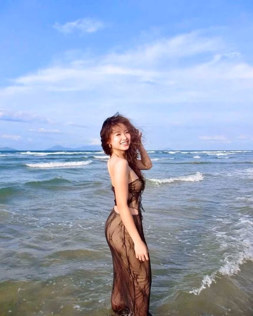 Huệ Anh sở hữu chiều cao nổi bật, gần chạm mốc 1,7 m. Từng đạt 1,64 m từ năm 13 tuổi, cô được dự đoán có thể cao thêm trong tương lai.