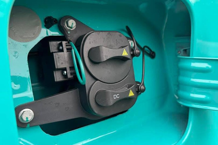 Theo VinFast, mẫu EC Van có hỗ trợ sạc nhanh tối đa 19,4kW, có thể sạc 10-70% pin trong 42 phút. Ngoài ra, khách hàng có thể mua bộ sạc di động công suất 3kW để sạc tại nhà.