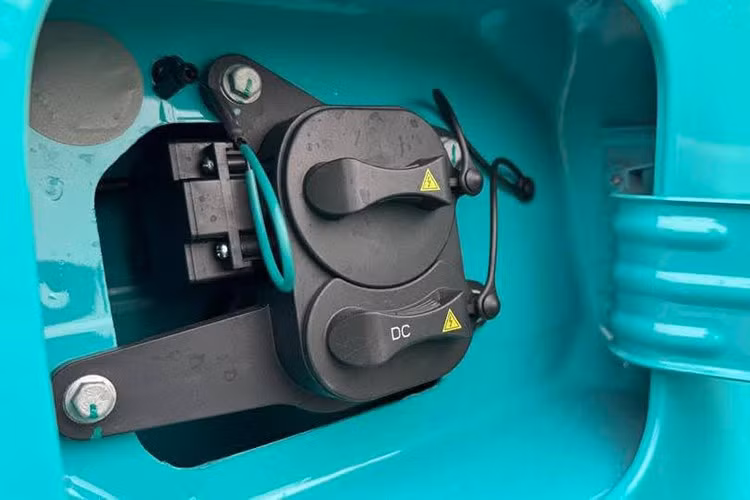 Theo VinFast, mẫu EC Van có hỗ trợ sạc nhanh tối đa 19,4kW, có thể sạc 10-70% pin trong 42 phút. Ngoài ra, khách hàng có thể mua bộ sạc di động công suất 3kW để sạc tại nhà.