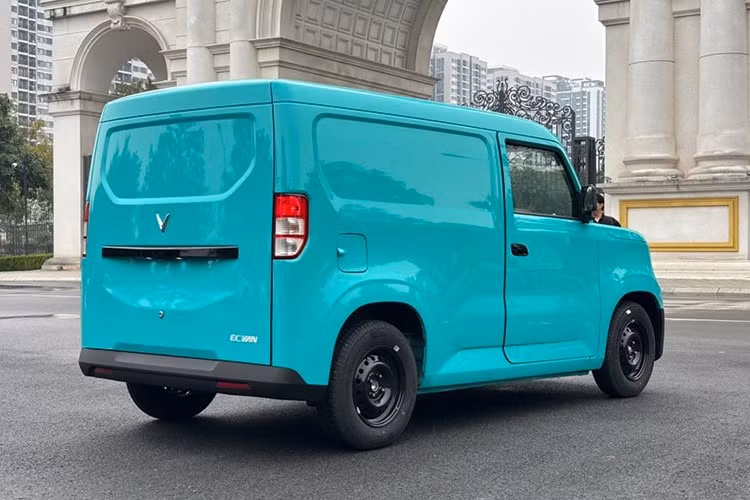 Chiều cao 1.790 mm và bán kính quay đầu 5,1 m cho thấy xe hướng đến tính cơ động nhiều hơn là tối ưu khí động học. Xe sở hữu ngoại thất màu xanh quen thuộc của Xanh SM. Kiểu dáng bên ngoài gần như không thay đổi so với những hình ảnh chạy thử từng xuất hiện trước đây.