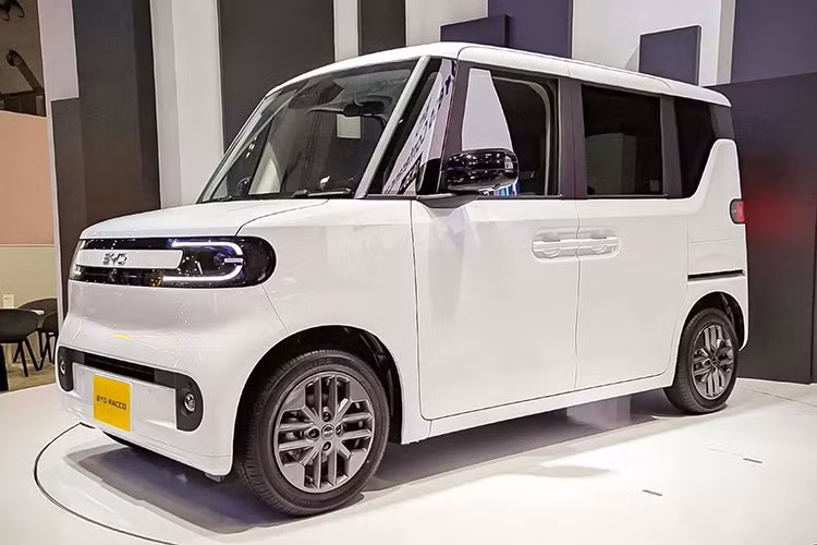 Tại Triển lãm Ô tô Tokyo 2025, BYD đã ra mắt chiếc kei car chạy điện đầu tiên, hướng đến thị trường Nhật Bản. Nó được gọi là Racco, nghĩa là "rái cá biển", và mặc dù không có thông tin gì về khả năng vượt qua ổ gà và những thứ tương tự, nhưng theo định nghĩa, nó là một chiếc kei car tuân thủ kích thước thân xe và công suất động cơ do chính phủ Nhật Bản quy định.