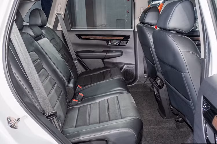 Camera quan sát làn đường LaneWatch cũng được trang bị trên mẫu xe này, nhằm thay thế cho các hệ thống cảnh báo điểm mù như các đối thủ. Ngoài ra, tất cả phiên bản Honda CR-V tại Malaysia đều được trang bị Honda Connect, hỗ trợ điều khiển và giám sát xe từ xa.