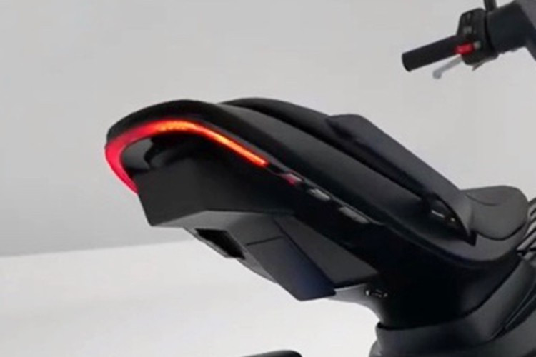 Xe có cảm biến, chỉ cần ai đó chạm vào hoặc cố di chuyển khi đang khóa, nó lập tức gửi thông báo đến điện thoại của bạn. Không chỉ ấn tượng ở hệ thống hub-center steering, Zero X7 còn gây ấn tượng với thiết kế sử dụng các tấm ốp hông lớn che khuất hoàn toàn kết cấu khung và động cơ, trong khi đầu xe lại rất nhỏ.